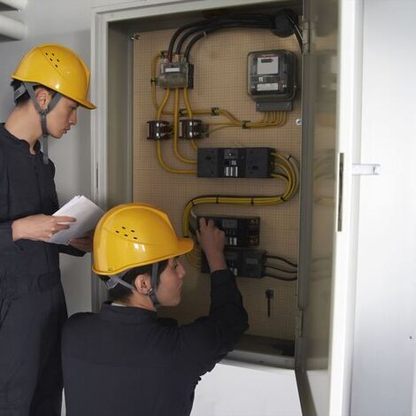 配線板のチェックを行うスタッフ