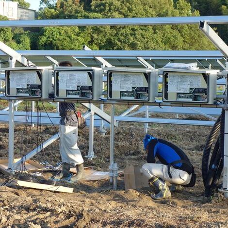 太陽光発電の設置を進めるスタッフ