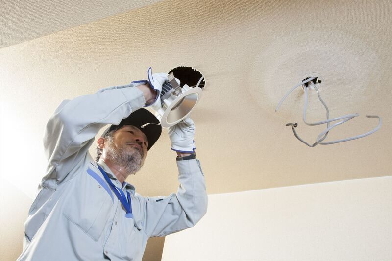 電気工事を行う職人