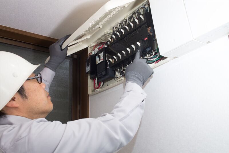 ブレーカーの点検をするスタッフ